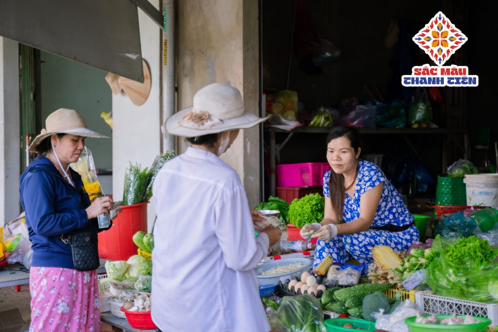 Không khí tấp nập