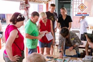 Khách du lịch nước ngoài ấn tượng trước sự độc đáo của tranh Sình