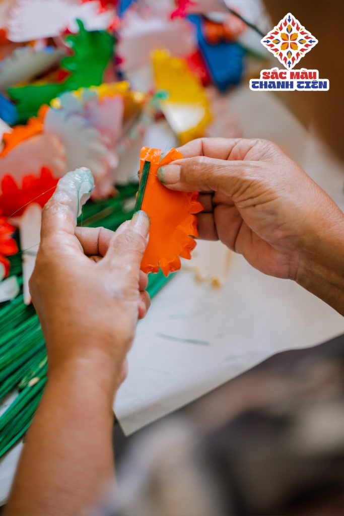 Tạo dáng cho từng cánh hoa