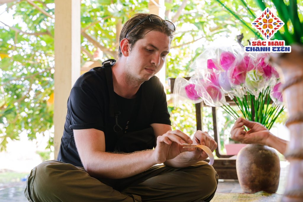 Du khách thích thú làm hoa sen giấy